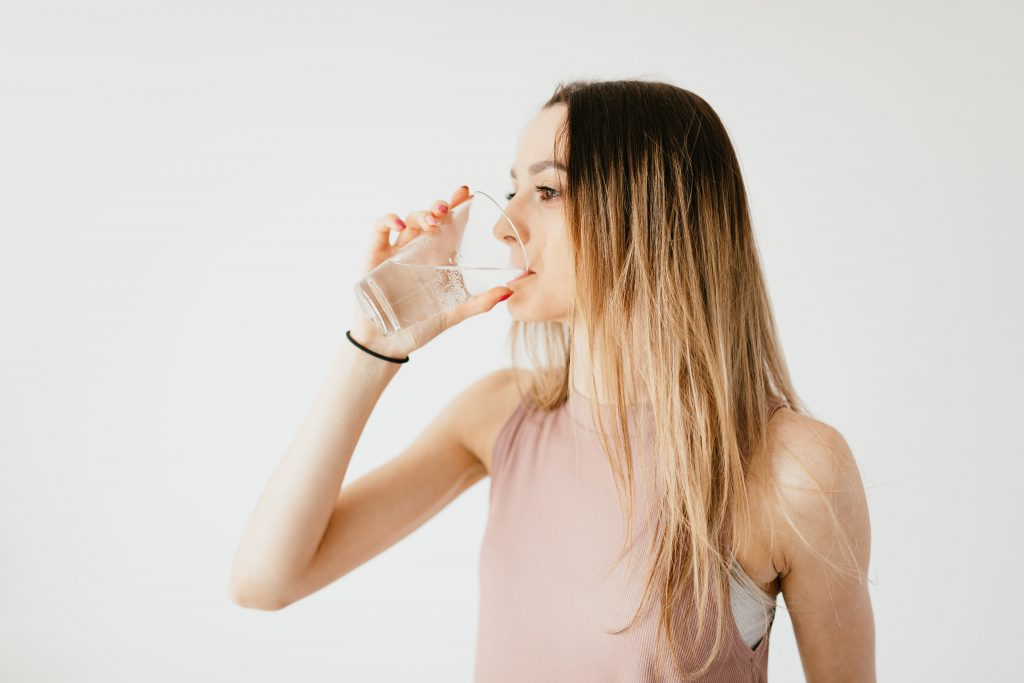 Uống đủ nước để chống lão hoá da hiệu quả
